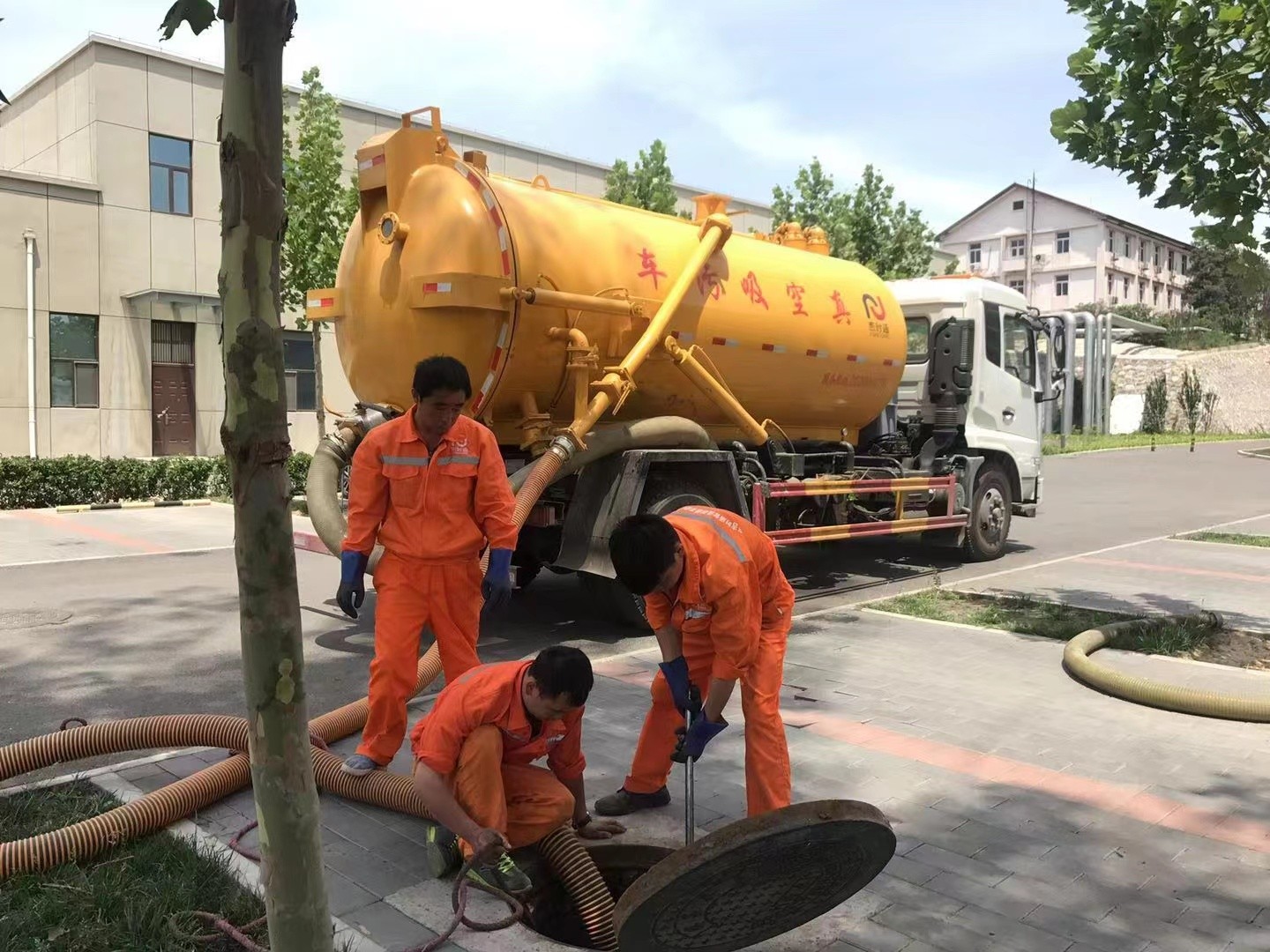 红古管道疏通车停在窨井附近