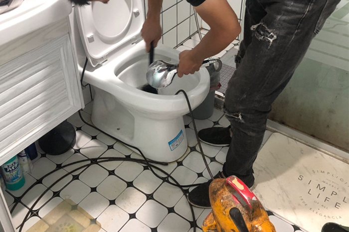 红古马桶堵塞自己疏通还是找师傅?专业上门服务让你省时更省心